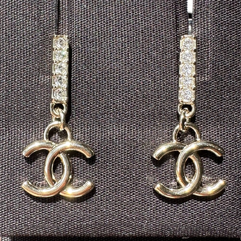 2024P CHANEL GOLD TONE CC LOGO WHITE CRYSTALS DANGLE EARRINGS